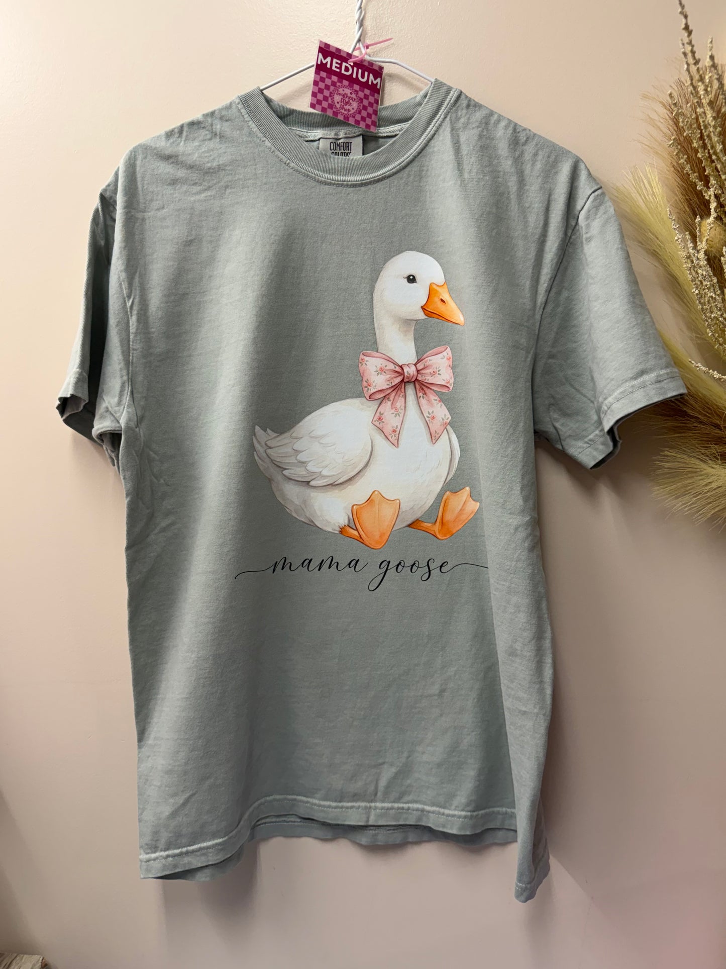 Adult medium mama goose tshirt