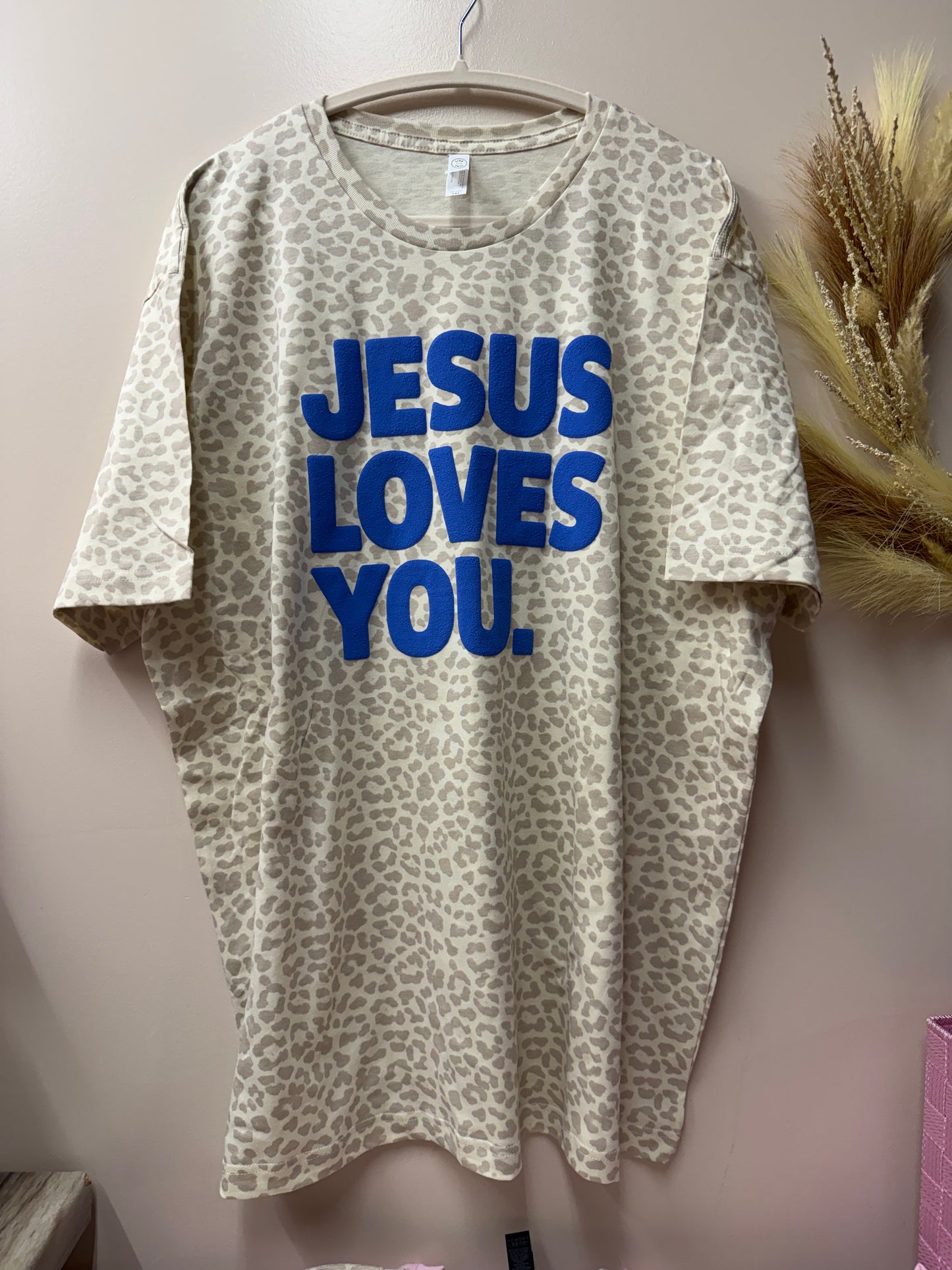 Adult 2xl Jesus loves you tshirt